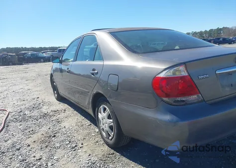 2005 Toyota Camry Le z USA, uszkodzony, nr VIN 4T1BE32K75U981658